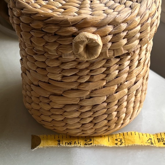 Boho vintage natural round rattan basket with lid - Picture 4 of 9